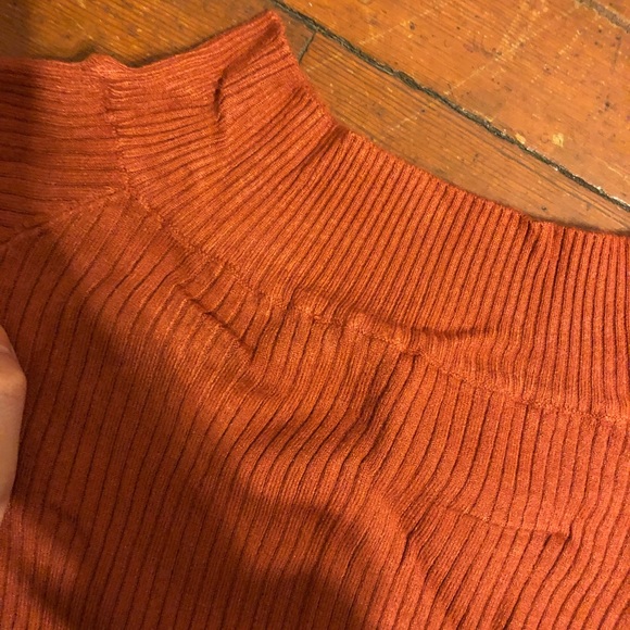 Orange off-the-shoulder sweater - Picture 3 of 3